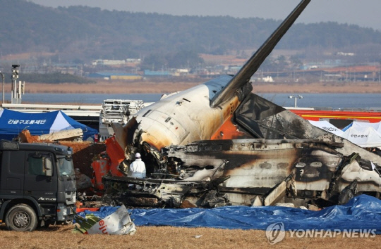 29일 전남 무안군 무안국제공항에서 발생한 제주항공 여객기 충돌 폭발 사고 현장에서 소방구급대원이 사고 여객기 내부를 수색하고 있다. 연합뉴스